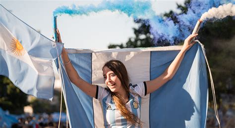 toples argentina|Argentina fans who went topless to celebrate victory in Qatar。